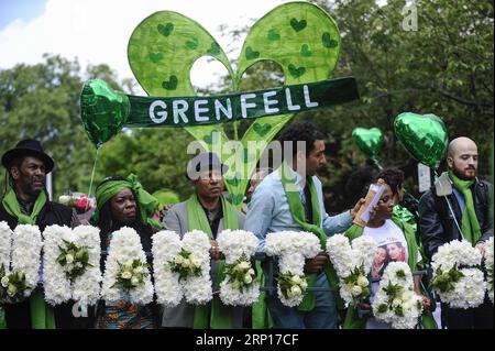 (180614) -- LONDRES, le 14 juin 2018 -- des survivants et des proches participent à une marche silencieuse à Ladbroke Grove, West London, Grande-Bretagne, le 14 juin 2018. Plus de 200 survivants ont été autorisés à rentrer à l'intérieur de Grenfell Tower à Londres jeudi pour les aider à comprendre l'ampleur de la catastrophe alors que la capitale britannique marquait le premier anniversaire de l'incendie meurtrier. Au total, 223 personnes ont échappé à l'incendie il y a un an, tandis que 72 ont été tuées. BRITAIN-LONDON-GRENFELL?TOWER-FIRE-ONE YEAR ANNIVERSARY STEPHENXCHUNG PUBLICATIONXNOTXINXCHN Banque D'Images