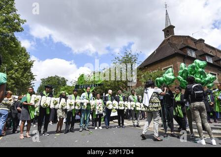 (180614) -- LONDRES, le 14 juin 2018 -- des survivants et des proches participent à une marche silencieuse à Ladbroke Grove, West London, Grande-Bretagne, le 14 juin 2018. Plus de 200 survivants ont été autorisés à rentrer à l'intérieur de Grenfell Tower à Londres jeudi pour les aider à comprendre l'ampleur de la catastrophe alors que la capitale britannique marquait le premier anniversaire de l'incendie meurtrier. Au total, 223 personnes ont échappé à l'incendie il y a un an, tandis que 72 ont été tuées. BRITAIN-LONDON-GRENFELL?TOWER-FIRE-ONE YEAR ANNIVERSARY STEPHENXCHUNG PUBLICATIONXNOTXINXCHN Banque D'Images