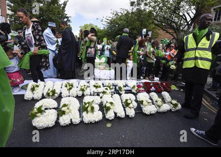 (180614) -- LONDRES, le 14 juin 2018 -- des survivants et des proches participent à une marche silencieuse à Ladbroke Grove, West London, Grande-Bretagne, le 14 juin 2018. Plus de 200 survivants ont été autorisés à rentrer à l'intérieur de Grenfell Tower à Londres jeudi pour les aider à comprendre l'ampleur de la catastrophe alors que la capitale britannique marquait le premier anniversaire de l'incendie meurtrier. Au total, 223 personnes ont échappé à l'incendie il y a un an, tandis que 72 ont été tuées. BRITAIN-LONDON-GRENFELL?TOWER-FIRE-ONE YEAR ANNIVERSARY STEPHENXCHUNG PUBLICATIONXNOTXINXCHN Banque D'Images