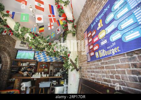 (180614) -- NEW YORK, 14 juin 2018 -- Un serveur prépare de la nourriture pour les fans de football dans un bar du Lower Manhattan de New York, aux États-Unis, le 14 juin 2018. Alors que la coupe du monde de la FIFA 2018 a débuté jeudi en Russie, certains bars et restaurants de New York ont saisi l'occasion d'attirer plus d'affaires en diffusant en direct les matchs et en prolongeant leurs heures d'ouverture pendant la journée. US-NEW YORK-2018 COUPE DU MONDE-COMMERCE WANGXYING PUBLICATIONXNOTXINXCHN Banque D'Images