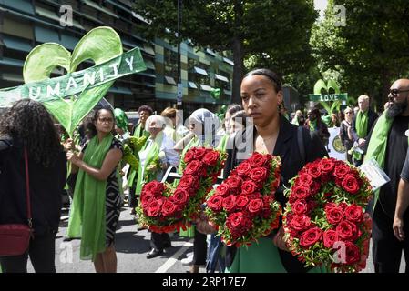 (180614) -- LONDRES, le 14 juin 2018 -- des survivants et des proches participent à une marche silencieuse à Ladbroke Grove, West London, Grande-Bretagne, le 14 juin 2018. Plus de 200 survivants ont été autorisés à rentrer à l'intérieur de Grenfell Tower à Londres jeudi pour les aider à comprendre l'ampleur de la catastrophe alors que la capitale britannique marquait le premier anniversaire de l'incendie meurtrier. Au total, 223 personnes ont échappé à l'incendie il y a un an, tandis que 72 ont été tuées. BRITAIN-LONDON-GRENFELL?TOWER-FIRE-ONE YEAR ANNIVERSARY STEPHENXCHUNG PUBLICATIONXNOTXINXCHN Banque D'Images