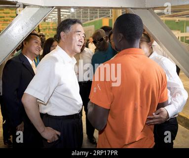 (180615) -- KAMPALA, le 15 juin 2018 -- Wang Yang, président du Comité national de la Conférence consultative politique du peuple chinois (CCPPC), visite un atelier d'une entreprise lors de sa visite au parc industriel de Liaoshen en Ouganda, le 14 juin 2018. Wang a une visite de quatre jours en Ouganda depuis mercredi. ) (Zwx) OUGANDA-CHINE-WANG YANG-VISITE DingxHaitao PUBLICATIONxNOTxINxCHN Banque D'Images