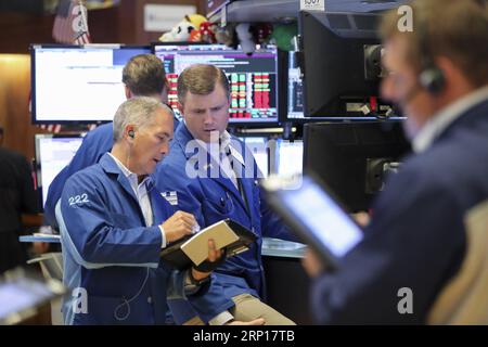 (180615) -- NEW YORK, le 15 juin 2018 -- les commerçants travaillent à la Bourse de New York, aux États-Unis, le 15 juin 2018. Les actions américaines se négocient à la baisse vendredi alors que les investisseurs digèrent une multitude de données économiques. La moyenne industrielle du Dow Jones a diminué de 84,83 points, ou 0,34 %, pour atteindre 25 090,48. Le S&P 500 a reculé de 3,07 points, ou 0,11 %, à 2 779,42. L'indice composite Nasdaq a baissé de 14,66 points, ou 0,19 %, pour s'établir à 7 746,38. ) U.S.-NEW YORK-STOCKS WangxYing PUBLICATIONxNOTxINxCHN Banque D'Images