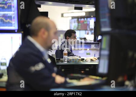 (180615) -- NEW YORK, le 15 juin 2018 -- les commerçants travaillent à la Bourse de New York, aux États-Unis, le 15 juin 2018. Les actions américaines se négocient à la baisse vendredi alors que les investisseurs digèrent une multitude de données économiques. La moyenne industrielle du Dow Jones a diminué de 84,83 points, ou 0,34 %, pour atteindre 25 090,48. Le S&P 500 a reculé de 3,07 points, ou 0,11 %, à 2 779,42. L'indice composite Nasdaq a baissé de 14,66 points, ou 0,19 %, pour s'établir à 7 746,38. ) U.S.-NEW YORK-STOCKS WangxYing PUBLICATIONxNOTxINxCHN Banque D'Images