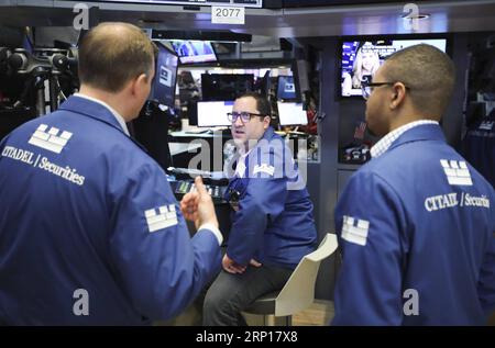 (180615) -- NEW YORK, le 15 juin 2018 -- les commerçants travaillent à la Bourse de New York, aux États-Unis, le 15 juin 2018. Les actions américaines ont ouvert nettement en baisse vendredi. Peu de temps après la cloche d'ouverture, la moyenne industrielle du Dow Jones a diminué de 160,41 points, ou 0,64 pour cent, à 25 014,90. Le S&P 500 a diminué de 10,52 points, soit 0,38 %, pour atteindre 2 771,97 points. L’indice composite Nasdaq a effacé 39,12 points, soit 0,50 %, à 7 721,92. )(rh) U.S.-NEW YORK-STOCKS WangxYing PUBLICATIONxNOTxINxCHN Banque D'Images