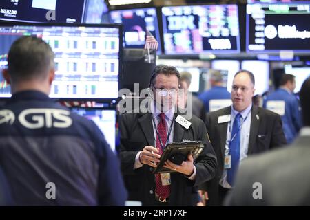 (180615) -- NEW YORK, le 15 juin 2018 -- les commerçants travaillent à la Bourse de New York, aux États-Unis, le 15 juin 2018. Les actions américaines se négocient à la baisse vendredi alors que les investisseurs digèrent une multitude de données économiques. La moyenne industrielle du Dow Jones a diminué de 84,83 points, ou 0,34 %, pour atteindre 25 090,48. Le S&P 500 a reculé de 3,07 points, ou 0,11 %, à 2 779,42. L'indice composite Nasdaq a baissé de 14,66 points, ou 0,19 %, pour s'établir à 7 746,38. ) U.S.-NEW YORK-STOCKS WangxYing PUBLICATIONxNOTxINxCHN Banque D'Images