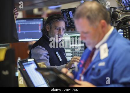 (180615) -- NEW YORK, le 15 juin 2018 -- les commerçants travaillent à la Bourse de New York, aux États-Unis, le 15 juin 2018. Les actions américaines se négocient à la baisse vendredi alors que les investisseurs digèrent une multitude de données économiques. La moyenne industrielle du Dow Jones a diminué de 84,83 points, ou 0,34 %, pour atteindre 25 090,48. Le S&P 500 a reculé de 3,07 points, ou 0,11 %, à 2 779,42. L'indice composite Nasdaq a baissé de 14,66 points, ou 0,19 %, pour s'établir à 7 746,38. ) U.S.-NEW YORK-STOCKS WangxYing PUBLICATIONxNOTxINxCHN Banque D'Images