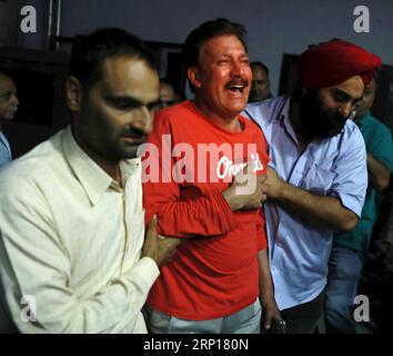 (180615) -- SRINAGAR, 15 juin 2018 -- parents et amis de Shujaat Bukhari, journaliste et rédacteur en chef d'un quotidien anglais local - Rising Kashmir, claque devant une salle de contrôle de la police à Srinagar, capitale estivale du Cachemire contrôlé par l'Inde, le 14 juin 2018. Les funérailles du journaliste et rédacteur en chef Shujaat Bukhari ont eu lieu vendredi dans le Cachemire sous contrôle indien. )(rh) CACHEMIRE-SRINAGAR-JOURNALISTE SOUS CONTRÔLE INDIEN JavedxDar PUBLICATIONxNOTxINxCHN Banque D'Images