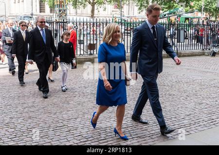 (180615) -- LONDRES, le 15 juin 2018 -- Lucy Hawking (à gauche, devant) et Timothy Hawking (à droite, devant) assistent au service commémoratif de leur père Stephen Hawking à l'abbaye de Westminster à Londres, en Grande-Bretagne, le 15 juin 2018. les acteurs, la famille et beaucoup d'autres ont assisté à un service commémoratif tenu à l'abbaye de Westminster ici vendredi, rendant hommage à Stephen Hawking. Les cendres de Hawking ont été enterrées dans le coin des scientifiques de l'abbaye aux côtés d'autres grands scientifiques tels que Charles Darwin et Isaac Newton. BRITAIN-LONDRES-STEPHEN HAWKING-MEMORIAL SERVICE RAYXTANG PUBLICATIONXNOTXINXCHN Banque D'Images