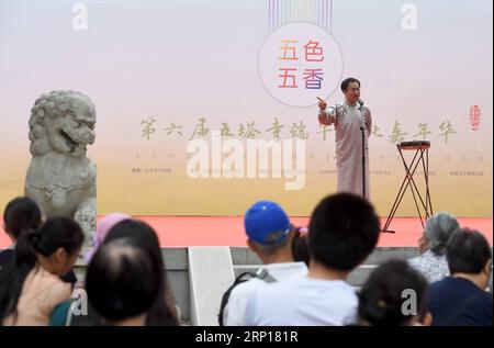 (180616) -- PÉKIN, 16 juin 2018 -- l'artiste Wang Shucai interprète une sorte d'opéra de Pékin lors d'une activité pour célébrer le prochain festival des bateaux-dragons au Musée d'art de sculpture en pierre de Pékin à Beijing, capitale de la Chine, le 16 juin 2018.) (Wyo) CHINA-DRAGON BOAT FESTIVAL-CELEBRATIONS (CN) LuoxXiaoguang PUBLICATIONxNOTxINxCHN Banque D'Images