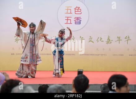 (180616) -- BEIJING, 16 juin 2018 -- des acteurs interprètent l'opéra Kunqu lors d'une activité pour célébrer le prochain festival des bateaux-dragons au Beijing Stone Carving Art Museum à Beijing, capitale de la Chine, le 16 juin 2018.) (Wyo) CHINA-DRAGON BOAT FESTIVAL-CELEBRATIONS (CN) LuoxXiaoguang PUBLICATIONxNOTxINxCHN Banque D'Images