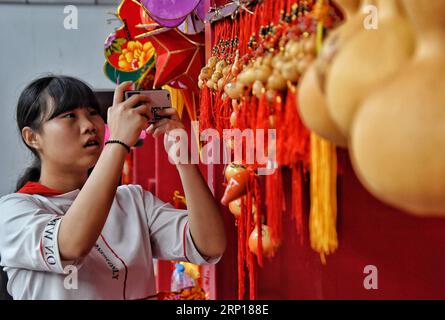 (180616) -- PÉKIN, le 16 juin 2018 -- un citoyen prend des photos de l'artisanat de la calebasse lors d'un festival culturel du Festival des bateaux-dragons dans le district de Yanqing à Pékin, capitale de la Chine, le 16 juin 2018. )(MCG) CHINE-PÉKIN-DRAGON BOAT FESTIVAL-CULTURAL FESTIVAL (CN) LixXin PUBLICATIONxNOTxINxCHN Banque D'Images