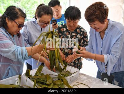 (180616) -- PÉKIN, le 16 juin 2018 -- les gens fabriquent des zongzi , une boulette en forme de pyramide faite de riz gluant enveloppé dans des feuilles de bambou ou de roseau, lors d'un festival culturel du festival des bateaux-dragons dans le district de Yanqing à Pékin, capitale de la Chine, le 16 juin 2018. )(MCG) CHINE-PÉKIN-DRAGON BOAT FESTIVAL-CULTURAL FESTIVAL (CN) LixXin PUBLICATIONxNOTxINxCHN Banque D'Images