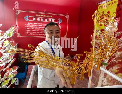 (180616) -- PÉKIN, le 16 juin 2018 -- Un homme fait de la peinture sur le sucre lors d'un festival culturel du festival des bateaux-dragons dans le district de Yanqing à Pékin, capitale de la Chine, le 16 juin 2018. )(MCG) CHINE-PÉKIN-DRAGON BOAT FESTIVAL-CULTURAL FESTIVAL (CN) LixXin PUBLICATIONxNOTxINxCHN Banque D'Images