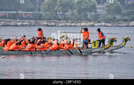 (180616) -- PÉKIN, le 16 juin 2018 -- Un concours de bateaux-dragons est organisé lors d'un festival culturel du Festival des bateaux-dragons dans le district de Yanqing à Pékin, capitale de la Chine, le 16 juin 2018. )(MCG) CHINE-PÉKIN-DRAGON BOAT FESTIVAL-CULTURAL FESTIVAL (CN) LixXin PUBLICATIONxNOTxINxCHN Banque D'Images