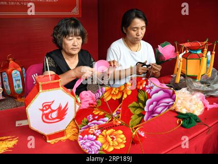 (180616) -- PÉKIN, 16 juin 2018 -- des gens font des travaux artisanaux lors d'un festival culturel du Festival des bateaux-dragons dans le district de Yanqing à Pékin, capitale de la Chine, le 16 juin 2018. )(MCG) CHINE-PÉKIN-DRAGON BOAT FESTIVAL-CULTURAL FESTIVAL (CN) LixXin PUBLICATIONxNOTxINxCHN Banque D'Images