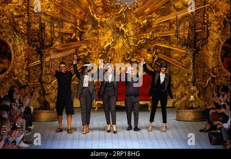 (180617) -- MILAN, le 17 juin 2018 -- le designer Stefano Gabbana, la mannequin Naomi Campbell, l'actrice Monica Bellucci, le designer Domenico Dolce et la mannequin Marpessa Hennink (de gauche à droite) acceptent les applaudissements à la fin du défilé Dolce&Gabbana pendant la Fashion week Printemps/été 2019 à Milan, Italie, le 16 juin 2018. Wang Jian)(dtf) ITALIE-MILAN-HOMMES S FASHION WEEK-DAY 2 JinxYu PUBLICATIONxNOTxINxCHN Banque D'Images
