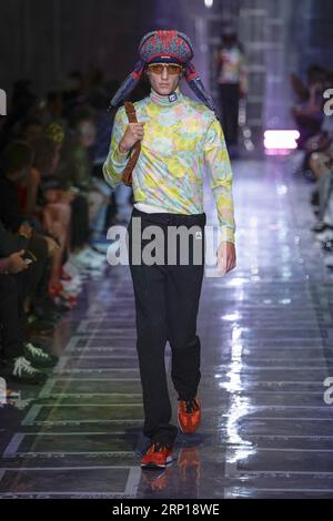 (180618) -- MILAN, 18 juin 2018 -- Un mannequin présente des créations de Prada lors de la Fashion week Printemps/été 2019 à Milan, Italie, le 17 juin 2018. )(gj) ITALY-MILAN-MEN S FASHION WEEK WangxJian PUBLICATIONxNOTxINxCHN Banque D'Images