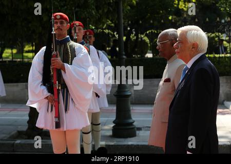 (180618) -- ATHÈNES, le 18 juin 2018 -- le président grec Prokopis Pavlopoulos (1e R) et le président indien RAM Nath Kovind (2e R) inspectent les gardes d'honneur lors d'une cérémonie de bienvenue à Athènes, Grèce, le 18 juin 2018. Le président indien RAM Nath Kovind est à Athènes pour une visite officielle de deux jours. (nxl) GRÈCE-ATHÈNES-INDE-DIPLOMATIE MariosxLolos PUBLICATIONxNOTxINxCHN Banque D'Images