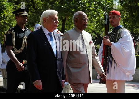 (180618) -- ATHÈNES, le 18 juin 2018 -- le président grec Prokopis Pavlopoulos (avant gauche) et le président indien RAM Nath Kovind (avant droite) inspectent les gardes d'honneur lors d'une cérémonie de bienvenue à Athènes, en Grèce, le 18 juin 2018. Le président indien RAM Nath Kovind est à Athènes pour une visite officielle de deux jours. (nxl) GRÈCE-ATHÈNES-INDE-DIPLOMATIE MariosxLolos PUBLICATIONxNOTxINxCHN Banque D'Images
