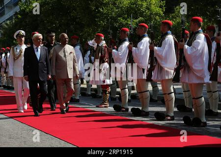 (180618) -- ATHÈNES, le 18 juin 2018 -- le président grec Prokopis Pavlopoulos (avant gauche) et le président indien RAM Nath Kovind (avant droite) inspectent les gardes d'honneur lors d'une cérémonie de bienvenue à Athènes, en Grèce, le 18 juin 2018. Le président indien RAM Nath Kovind est à Athènes pour une visite officielle de deux jours. (nxl) GRÈCE-ATHÈNES-INDE-DIPLOMATIE MariosxLolos PUBLICATIONxNOTxINxCHN Banque D'Images