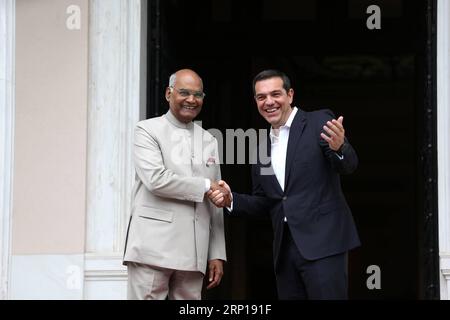 (180618) -- ATHÈNES, le 18 juin 2018 -- le Premier ministre grec Alexis Tsipras (à droite) serre la main du président indien RAM Nath Kovind avant leur rencontre à Athènes, en Grèce, le 18 juin 2018.) (nxl) GRÈCE-ATHÈNES-INDE-DIPLOMATIE MariosxLolos PUBLICATIONxNOTxINxCHN Banque D'Images