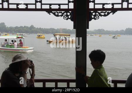 (180618) -- PÉKIN, 18 juin 2018 -- les visiteurs passent leurs vacances à Duanwu au parc Beihai à Pékin, capitale de la Chine, le 18 juin 2018. Le peuple chinois a observé le festival annuel de Duanwu lundi. (lmm) CHINA-BEIJING-BEIHAI PARK-HOLIDAY (CN) LuxPeng PUBLICATIONxNOTxINxCHN Banque D'Images