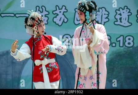 (180618) -- SUZHOU, 18 juin 2018 -- Troupers interprète Kunqu Opera lors d'une exposition culturelle et artistique dans le quartier Gusu de la ville de Suzhou, province du Jiangsu, dans l'est de la Chine, le 18 juin 2018. Les gens à travers la Chine apprécient leurs vacances de trois jours pendant le festival de Duanwu.) (Sxk) CHINA-DUANWU FESTIVAL-HOLIDAY-TOURISM (CN) WangxJiankang PUBLICATIONxNOTxINxCHN Banque D'Images