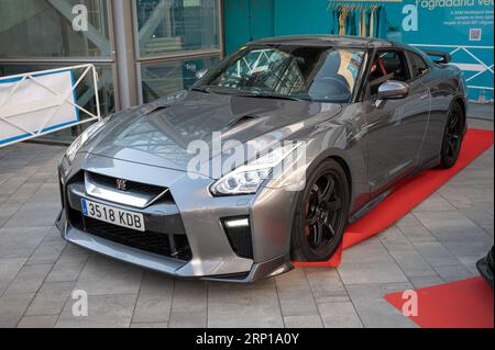 Une Nissan Skyline GTR R35 grise garée dans la rue Banque D'Images