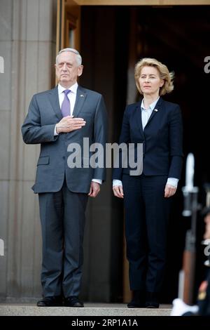 Actualités Bilder des Tages (180621) -- WASHINGTON, le 21 juin 2018 -- le secrétaire américain à la Défense James Mattis (à gauche) organise une cérémonie de bienvenue pour la ministre allemande de la Défense Ursula von der Leyen au Pentagone le 20 juin 2018.) (Jmmn) États-Unis-PENTAGONE-MINISTRE ALLEMAND DE LA DÉFENSE-VISITE TingxShen PUBLICATIONxNOTxINxCHN Banque D'Images