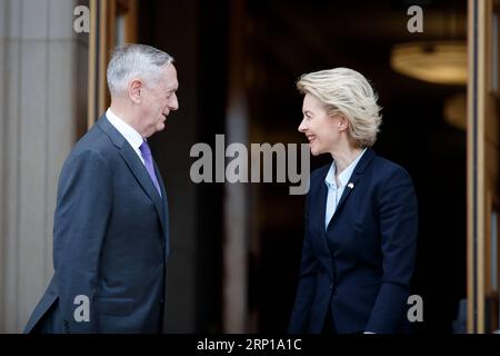 (180621) -- WASHINGTON, le 21 juin 2018 -- le secrétaire américain à la Défense James Mattis (à gauche) rencontre la ministre allemande de la Défense Ursula von der Leyen au Pentagone le 20 juin 2018.) (Jmmn) États-Unis-PENTAGONE-MINISTRE ALLEMAND DE LA DÉFENSE-VISITE TingxShen PUBLICATIONxNOTxINxCHN Banque D'Images