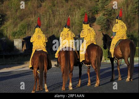 (180621) -- CHENGDE, 21 juin 2018 -- les cavaliers qui participent à une représentation historique en direct suivent une formation équestre dans le district de Shuangluan de Chengde, province du Hebei, dans le nord de la Chine, le 20 juin 2018.) (lmm) CHINA-HEBEI-PERFORMANCE-EQUESTRIANISM-TRAINING (CN) WangxLiqun PUBLICATIONxNOTxINxCHN Banque D'Images