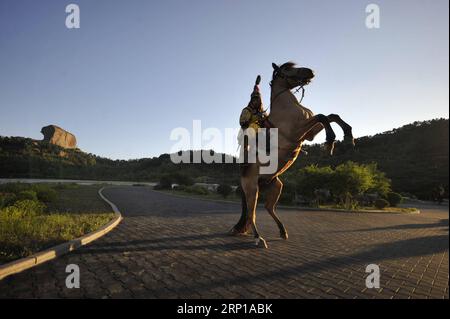 (180621) -- CHENGDE, le 21 juin 2018 -- Un coureur qui participe à une représentation historique en direct suit une formation équestre dans le district de Shuangluan de Chengde, province du Hebei au nord de la Chine, le 20 juin 2018.) (lmm) CHINA-HEBEI-PERFORMANCE-EQUESTRIANISM-TRAINING (CN) WangxLiqun PUBLICATIONxNOTxINxCHN Banque D'Images