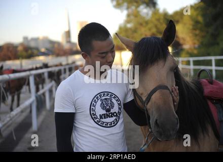 (180621) -- CHENGDE, 21 juin 2018 -- Un cavalier qui participe à une prochaine performance historique en direct réconforte son cheval après un entraînement équestre dans le district de Shuangluan de Chengde, province du Hebei du nord de la Chine, le 20 juin 2018.) (lmm) CHINA-HEBEI-PERFORMANCE-EQUESTRIANISM-TRAINING (CN) WangxLiqun PUBLICATIONxNOTxINxCHN Banque D'Images