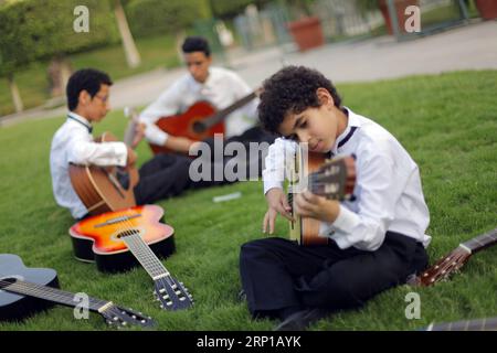 (180621) -- LE CAIRE, le 21 juin 2018 -- des gens jouent de la guitare lors d'un événement musical à l'occasion de la Journée mondiale de la musique au Caire, en Égypte, le 21 juin 2018. Journée mondiale de la musique ? est une célébration annuelle de la musique qui a lieu le 21 juin. ) ÉGYPTE-CAIRE-JOURNÉE MONDIALE DE LA MUSIQUE AhmedxGomaa PUBLICATIONxNOTxINxCHN Banque D'Images