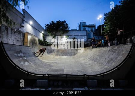 (180622) -- ATHÈNES, le 22 juin 2018 -- Un homme monte en skate dans un skateboard ouvert dans le centre d'Athènes, en Grèce, le 21 juin 2018. Les skateboarders du monde entier célèbrent chaque année la Journée internationale du skateboard le 21 juin. ) (Zxj) GREECE-ATHENS-GO SKATEBOARD DAY LefterisxPartsalis PUBLICATIONxNOTxINxCHN Banque D'Images