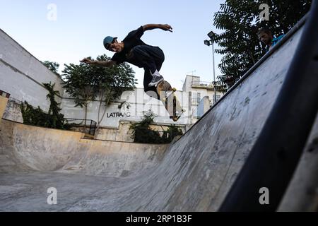 (180622) -- ATHÈNES, le 22 juin 2018 -- Un homme monte en skate dans un skateboard ouvert dans le centre d'Athènes, en Grèce, le 21 juin 2018. Les skateboarders du monde entier célèbrent chaque année la Journée internationale du skateboard le 21 juin. ) (Zxj) GREECE-ATHENS-GO SKATEBOARD DAY LefterisxPartsalis PUBLICATIONxNOTxINxCHN Banque D'Images