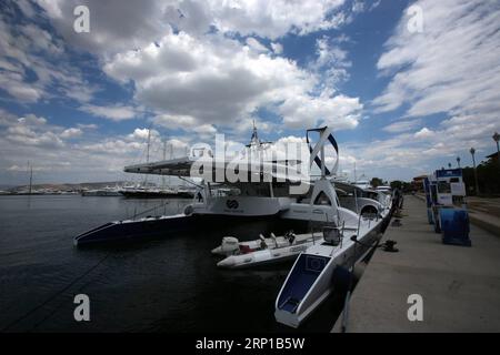 (180622) -- ATHÈNES, le 22 juin 2018 -- le navire Energy observer est amarré à la marina de Flisvos, à Athènes, en Grèce, le 21 juin 2018. Le premier navire propulsé par les énergies renouvelables et l'hydrogène, Energy observer , a amarré cette semaine à la marina de Flisvos à Athènes dans le cadre de la 20e escale de son tour du monde pour sensibiliser à la transition énergétique et rencontrer des pionniers qui travaillent pour une planète plus propre. (dtf) GREECE-ATHENS-ENERGY OBSERVER-HYDROGENE-VESSEL MariosxLolos PUBLICATIONxNOTxINxCHN Banque D'Images