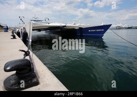 (180622) -- ATHÈNES, le 22 juin 2018 -- le navire Energy observer est amarré à la marina de Flisvos, à Athènes, en Grèce, le 21 juin 2018. Le premier navire propulsé par les énergies renouvelables et l'hydrogène, Energy observer , a amarré cette semaine à la marina de Flisvos à Athènes dans le cadre de la 20e escale de son tour du monde pour sensibiliser à la transition énergétique et rencontrer des pionniers qui travaillent pour une planète plus propre. (dtf) GREECE-ATHENS-ENERGY OBSERVER-HYDROGENE-VESSEL MariosxLolos PUBLICATIONxNOTxINxCHN Banque D'Images