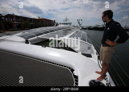 (180622) -- ATHÈNES, le 22 juin 2018 -- l'ingénieur Hugo Devedeux se tient au sommet du navire Energy observer à Flisvos Marina à Athènes, en Grèce, le 21 juin 2018. Le premier navire propulsé par les énergies renouvelables et l'hydrogène, Energy observer , a amarré cette semaine à la marina de Flisvos à Athènes dans le cadre de la 20e escale de son tour du monde pour sensibiliser à la transition énergétique et rencontrer des pionniers qui travaillent pour une planète plus propre. (dtf) GREECE-ATHENS-ENERGY OBSERVER-HYDROGENE-VESSEL MariosxLolos PUBLICATIONxNOTxINxCHN Banque D'Images