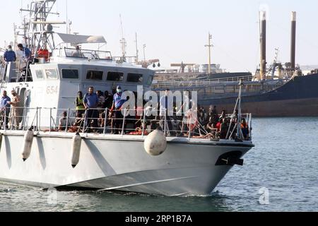 (180622) -- TRIPOLI, le 22 juin 2018 -- les immigrants illégaux sont transférés à la base navale de Tripoli, en Libye, le 21 juin 2018. Jeudi, la marine libyenne a secouru 379 immigrants illégaux dans deux opérations distinctes au large de la ville côtière occidentale de Garrabulli, a déclaré un porte-parole de la marine. Hamza Turkia) (dtf) LIBYE-TRIPOLI-IMMIGRANTS ILLÉGAUX LixYuan PUBLICATIONxNOTxINxCHN Banque D'Images