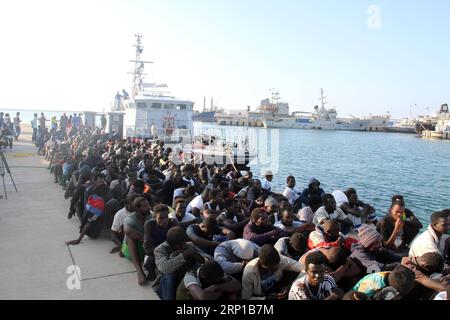 Actualités Themen der Woche KW25 Actualités Bilder des Tages (180622) -- TRIPOLI, le 22 juin 2018 -- des immigrants illégaux sont transférés à la base navale de Tripoli, en Libye, le 21 juin 2018. Jeudi, la marine libyenne a secouru 379 immigrants illégaux dans deux opérations distinctes au large de la ville côtière occidentale de Garrabulli, a déclaré un porte-parole de la marine. Hamza Turkia) (dtf) LIBYE-TRIPOLI-IMMIGRANTS ILLÉGAUX LixYuan PUBLICATIONxNOTxINxCHN Banque D'Images