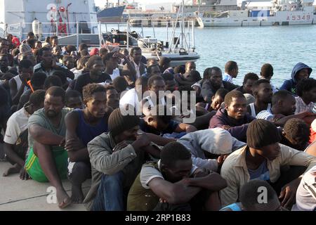 (180622) -- TRIPOLI, le 22 juin 2018 -- les immigrants illégaux sont transférés à la base navale de Tripoli, en Libye, le 21 juin 2018. Jeudi, la marine libyenne a secouru 379 immigrants illégaux dans deux opérations distinctes au large de la ville côtière occidentale de Garrabulli, a déclaré un porte-parole de la marine. Hamza Turkia) (dtf) LIBYE-TRIPOLI-IMMIGRANTS ILLÉGAUX LixYuan PUBLICATIONxNOTxINxCHN Banque D'Images