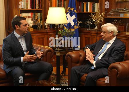(180622) -- ATHÈNES, le 22 juin 2018 -- le président grec Prokopis Pavlopoulos (à droite) s'entretient avec le Premier ministre grec Alexis Tsipras lors de leur rencontre au bureau présidentiel, à Athènes, en Grèce, le 22 juin 2018. Les dirigeants politiques grecs ont chaleureusement accueilli vendredi la décision historique de l Eurogroupe sur la dette grecque, qui ouvre la voie à la sortie de l ère des plans de sauvetage cet été après huit ans de crise de la dette. (DTF) GRÈCE-ATHÈNES-DETTE-POLITIQUE GRECQUE? MariosxLolos PUBLICATIONxNOTxINxCHN Banque D'Images