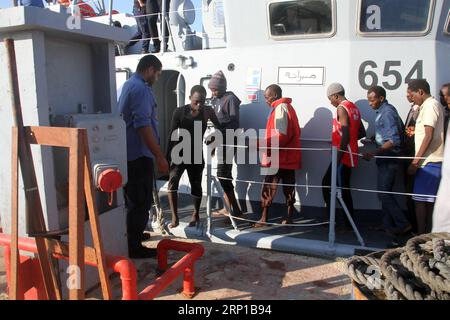 (180622) -- TRIPOLI, le 22 juin 2018 -- les immigrants illégaux sont transférés à la base navale de Tripoli, en Libye, le 21 juin 2018. Jeudi, la marine libyenne a secouru 379 immigrants illégaux dans deux opérations distinctes au large de la ville côtière occidentale de Garrabulli, a déclaré un porte-parole de la marine. Hamza Turkia) (dtf) LIBYE-TRIPOLI-IMMIGRANTS ILLÉGAUX LixYuan PUBLICATIONxNOTxINxCHN Banque D'Images