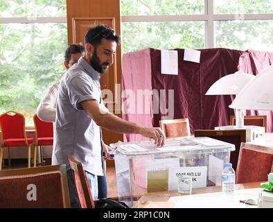 (180624) -- ISTANBUL, le 24 juin 2018 -- Un homme vote dans un bureau de vote à Istanbul, en Turquie, le 24 juin 2018. La Turquie a tenu des élections présidentielles et législatives dimanche. ) (Zxj) TURQUIE-ÉLECTIONS PRÉSIDENTIELLES et PARLEMENTAIRES WuxHuiwo PUBLICATIONxNOTxINxCHN Banque D'Images