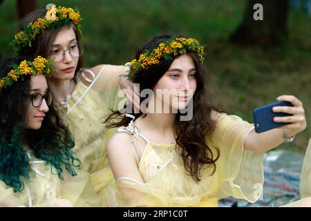 (180624) -- BUCAREST, 24 juin 2018 -- les jeunes filles habillées en fées célèbrent la nuit précédant le festival folklorique traditionnel Sanzienele à Bucarest, capitale de la Roumanie, le 23 juin 2018. Les traditions anciennes mentionnent Sanzienele comme de bons ferries qui viennent autour du solstice d'été pour apporter bonne chance et, surtout, bonne récolte.) (srb) ROUMANIE-BUCAREST-SANZIENE TRADITION CristianxCristel PUBLICATIONxNOTxINxCHN Banque D'Images