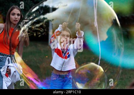 (180624) -- BUCAREST, 24 juin 2018 -- Une fille joue avec une bulle de savon pendant le festival folklorique traditionnel Sanzienele à Bucarest, capitale de la Roumanie, le 23 juin 2018. Les traditions anciennes mentionnent Sanzienele comme de bons ferries qui viennent autour du solstice d'été pour apporter bonne chance et, surtout, bonne récolte.) (srb) ROUMANIE-BUCAREST-SANZIENE TRADITION CristianxCristel PUBLICATIONxNOTxINxCHN Banque D'Images