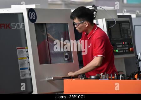 (180625) -- GUANGZHOU, 25 juin 2018 -- Un concurrent fait fonctionner une machine de tour lors d'un essai du concours ChinaSkills 2018 à Guangzhou, capitale de la province du Guangdong du sud de la Chine, le 25 juin 2018. Une série d’épreuves d’essai dans le Concours ChinaSkills 2018 a débuté lundi à Guangzhou. En organisant des épreuves d'essai à Guangzhou et Shanghai respectivement, le concours ChinaSkills 2018 sélectionnera des candidats qualifiés pour former l'équipe Chine pour le WorldSkills Kazan 2019. (Lb) CHINA-GUANGDONG-GUANGZHOU-CHINASKILLS-COMPETITION (CN) LiangxXu PUBLICATIONxNOTxINxCHN Banque D'Images