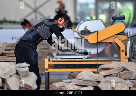 (180625) -- GUANGZHOU, 25 juin 2018 -- Un concurrent coupe des pierres lors d'un procès du Concours ChinaSkills 2018 à Guangzhou, capitale de la province du Guangdong du sud de la Chine, le 25 juin 2018. Une série d’épreuves d’essai dans le Concours ChinaSkills 2018 a débuté lundi à Guangzhou. En organisant des épreuves d'essai à Guangzhou et Shanghai respectivement, le concours ChinaSkills 2018 sélectionnera des candidats qualifiés pour former l'équipe Chine pour le WorldSkills Kazan 2019.) (Lb) CHINA-GUANGDONG-GUANGZHOU-CHINASKILLS-COMPETITION (CN) LiangxXu PUBLICATIONxNOTxINxCHN Banque D'Images